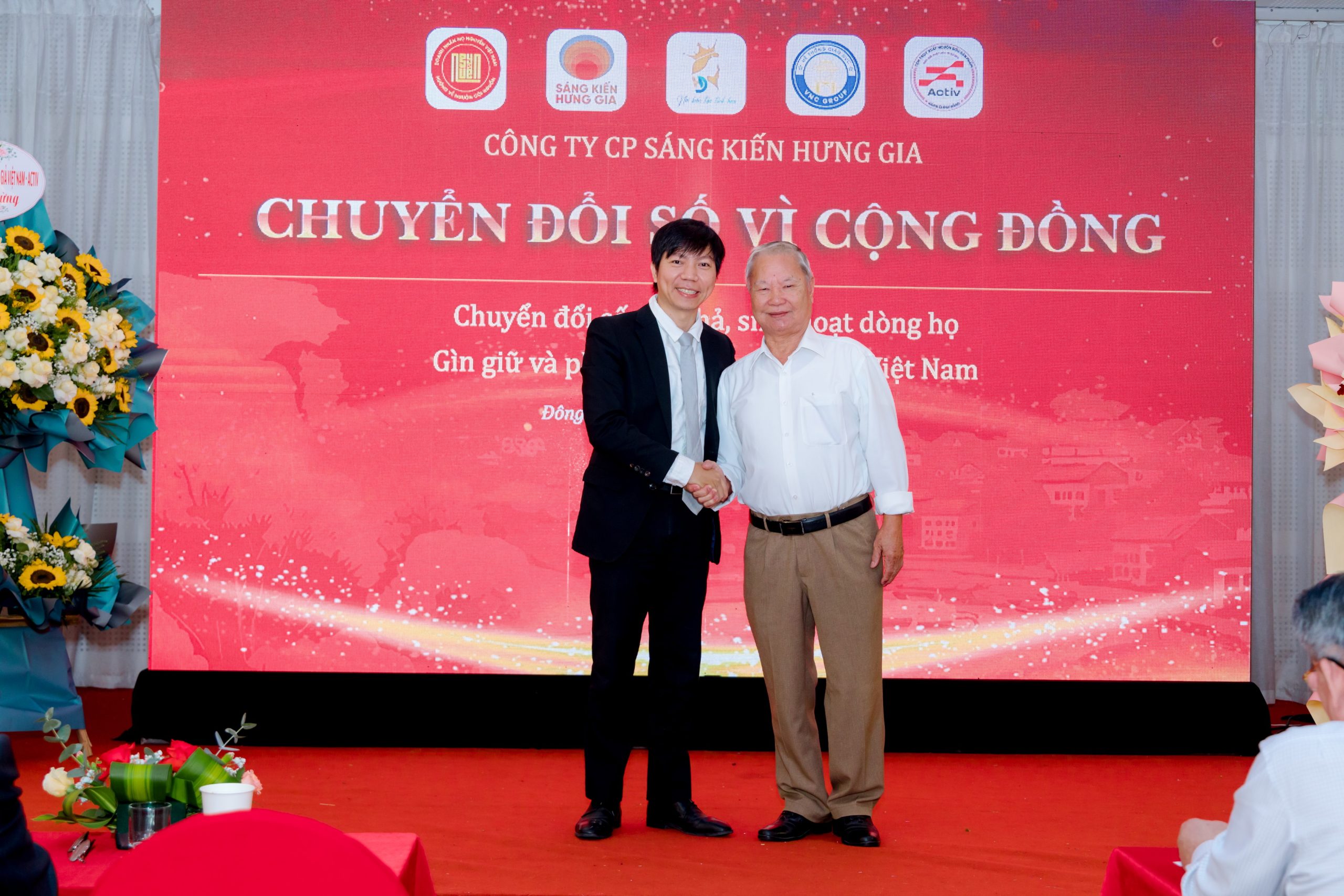 Anh Nguyễn Đắc Minh Hải Giám đốc Sáng Kiến Hưng Gia và ông Bùi Bằng Vượng