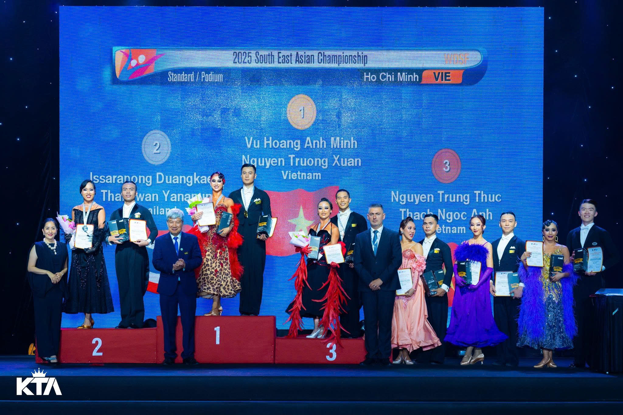 2025 South East Asian Championship WOSF Standard / Podium Ho Chi Minh VIE 2 Vu Hoang Anh Minh Nguyen Truong Xuan ssaranong Duangkaç .. 3 Vietnam Tha wan Yanany Nguyen Trung Thuc ailan Thach Ngoc Anh etnam 2 1 3 KTA